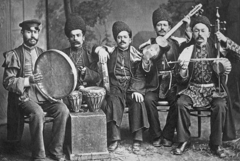 The ensemble of the famous tarista Mirza Sadykh (Sadykhdzhan) (from right to left): Kamyanchist Baghdagul Ata oglu, Sadykhdzhan, Hanande Bulbuljan, nagarist Huseynbala, performer on the vas Vaso Kikia...