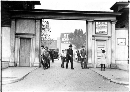 Noon hour, Singer Mfg. Co. Boys work there, girls carry lunch. South Bend, Ind, October 1908