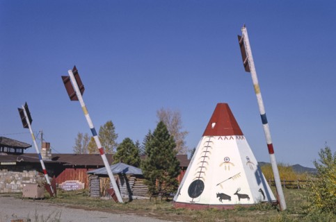 1990s United States -  Tepee and three arrows, The Hogan Indian Arts and Crafts, Route 160, Mancos, Colorado 1991