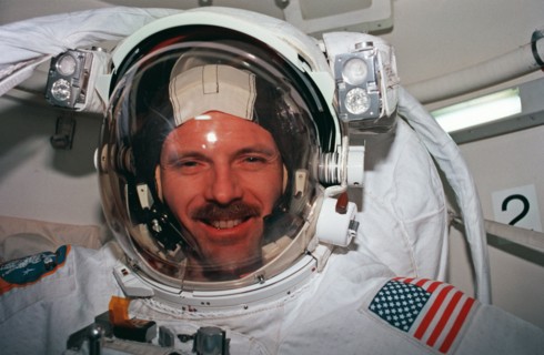 Middeck activity during EVA preparations and flight deck activity