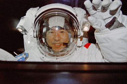 Scott and Doi conduct second EVA activities.