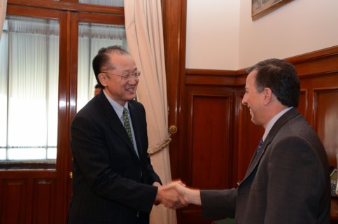 Reportage: Dr. Jim Yong Kim, U.S. Nominee for the World Bank Presidency on "global listening tour" - Meeting with Mexican Finance Secretary Jose Antonio Meade  4/10/2012