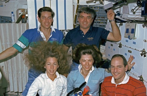 STS-32 crewmembers pose on OV-102's middeck for onboard crew portrait