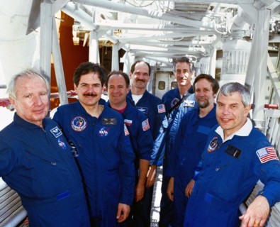 STS-35 Columbia, OV-102, crewmembers take a break from KSC training