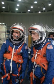 STS-52 MS Veach and Payload Specialist MacLean during JSC bailout exercises