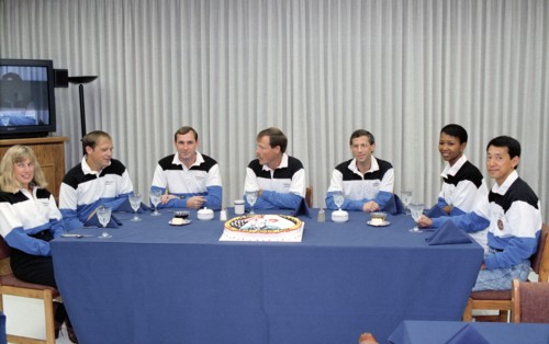 STS-47 Endeavour, OV-105, crew eats preflight breakfast at KSC O&C Bldg