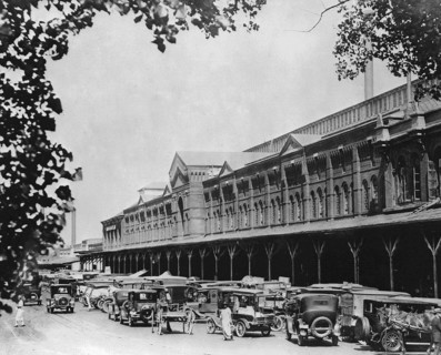 October 1922 - View of South Side of Center Market. This shows the size of the building; the curb and sidewalk space under the shed covering is set aside for the use of farmers.