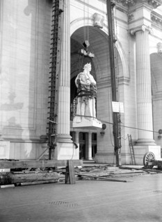 Statue being placed outside Union Station in Washington D.C. ca. 1910-1917