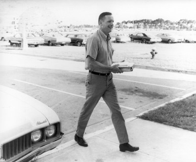 ARMSTRONG WALKS TO FLIGHT CREW TRAINING BLDG