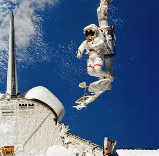 Mobile foot restraint (MFR) connected to the remote manipulator system