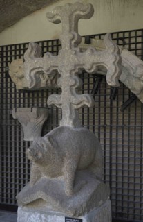 Acroterion with a fleury cross on a wild boar of the Andrade lineage