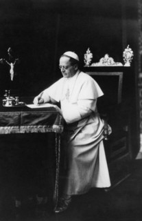 le pape pio XI donne une bénédiction au Touring Club Italiano, début des années 1900