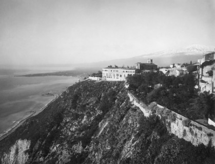 l'un des premiers et des plus célèbres grands hôtels d'europe, le palais s. domenico de taormine, transformé d'un couvent du XVIe siècle dans la seconde moitié du XIXe siècle.
