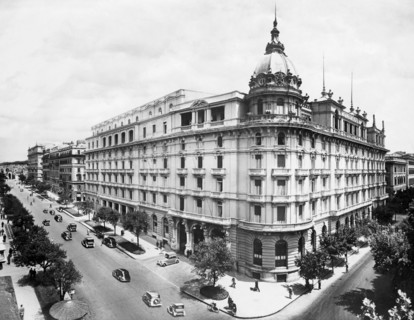 l'hôtel excelsior de rome sur une photo des années 1940 : toujours utilisé aujourd'hui, il a accueilli des personnes et des acteurs célèbres, également immortalisé dans le film de fellini "la dolce vi...