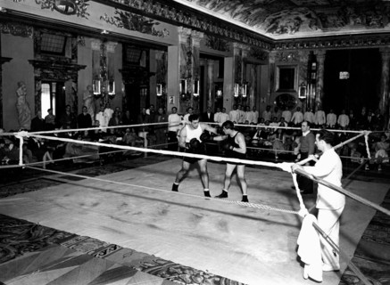 pendant les croisières, des danses et des spectacles étaient organisés pour divertir les invités. ici, la prestation du boxeur primo carnera dans un salon du comte de savoie transformé pour l'occasion...