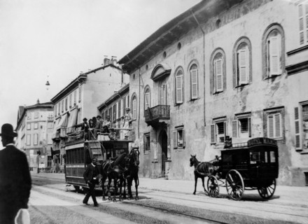 italie, milan, corso venezia, milan-monza tramway à traction hippomobile, 1885 l'un des premiers moyens de transport permettant de sortir de la ville
