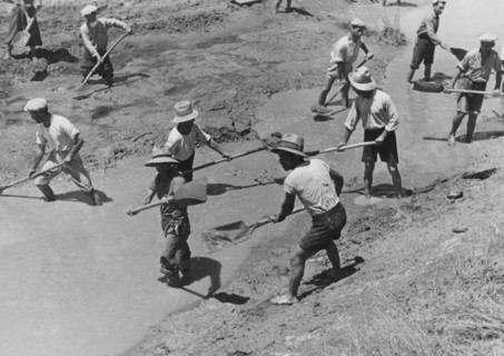 un groupe d'hommes chargés de travaux de mise en valeur des terres, 1915-1940