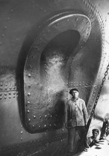 la marine et l'aéronautique ont connu un grand essor dans les années où l'exaltation du progrès et de la technologie était prédominante. la photo du paquebot mythique, 1915-1940
