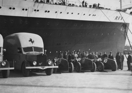 les "bolidi" de la mille miglia sur la ligne d'arrivée partielle de vasto. la course, qui n'en était encore qu'à ses débuts à la fin des années 1920, allait devenir l'un des événements sportifs les pl...