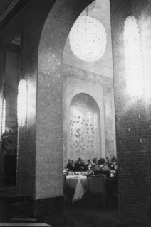 à l'initiative de la direction du groupe fiat, le grand hôtel principi di piemonte a été construit à turin en 1938. la photo montre un détail de la salle de bal, avec ses hautes niches en mosaïque dor...