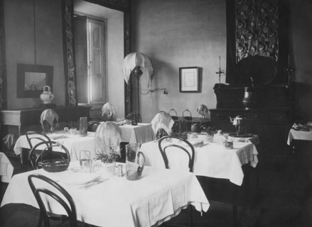 c'est dans ces années que les vacances à la montagne deviennent populaires et que, à côté des grands hôtels pour l'élite, naît la "pensione" pour les classes petites et moyennes. la photographie montr...