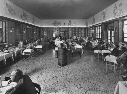 parmi les restaurants "caractéristiques", il y avait le restaurant de première catégorie de cinecittà, pour les artistes, les réalisateurs et les capitaines. mais il y en avait aussi un deuxième pour ...