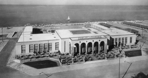 parmi les équipements touristiques, les plages les plus renommées offraient le confort d'établissements de bains. celui qui est reproduit ici, sur le front de mer de viareggio, construit en 1938, étai...