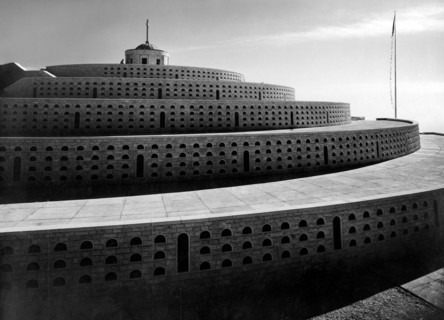 la célébration de la guerre avec toute la rhétorique qui l'accompagne a été l'un des thèmes les plus récurrents de la "culture" du fascisme. un cimetière monumental a été érigé sur monte grappa à la m...