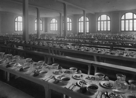 de grands dortoirs pour les réfectoires des colonies de bord de mer, l'une des premières formes d'organisation étatique des vacances des jeunes. 1915-40