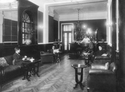 le touring hotel de milan, inauguré en 1926, était équipé des installations les plus modernes et marqué par "une simplicité décorative". il devait servir de modèle pour le renouvellement des hôtels, q...