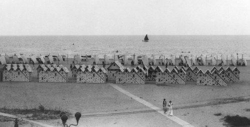 deux rangées de cabanes et une de tentes carrées fixées au sol : cesenatico 1930