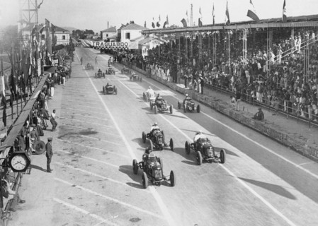 les "bolidi" de la mille miglia sur la ligne d'arrivée partielle à Vasto. la course, qui n'en était encore qu'à ses débuts à la fin des années 1920, allait devenir l'un des événements sportifs les plu...