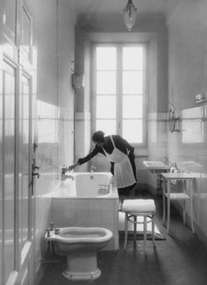 le touring hotel de milan, ouvert en 1926, était doté des installations les plus modernes et marqué par "une simplicité décorative". il devait servir de modèle pour le renouvellement des hôtels, qui é...