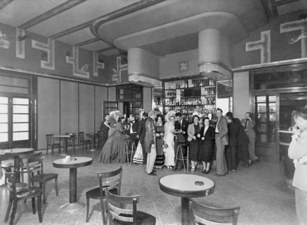 parmi les restaurants "caractéristiques", il y avait celui de première catégorie à cinecittà, pour les artistes, les réalisateurs et les capitaines. mais il y avait aussi une deuxième catégorie pour l...
