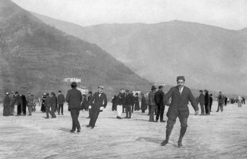 ice skaters on spinone lake