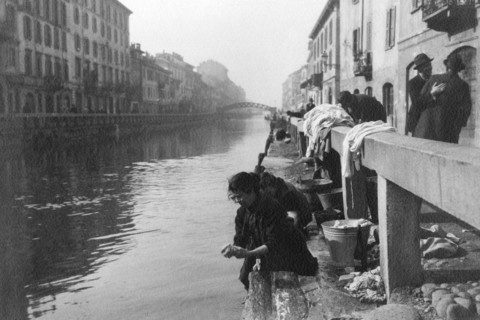 italy, lombardia, milan, naviglio grande, washerwomen, 1920-1930