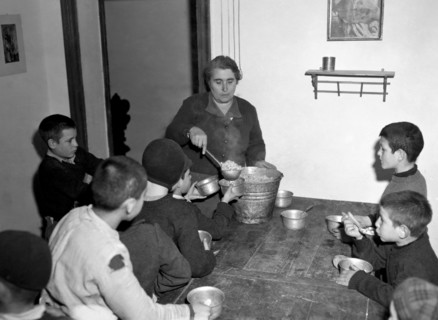 italy, summer camp, housekeeper serving the dinner at the refectory, 1946
