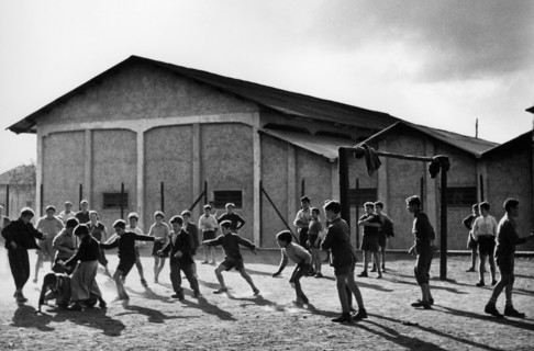 enfants jouant au football, 1952