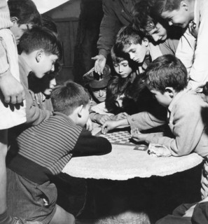enfants jouant aux dames, 1952
