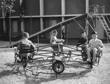 enfants jouant sur le toboggan, 1957