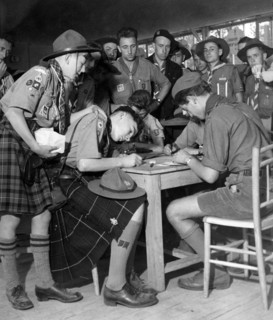 scouts, moment du service postal organisé pour les scouts écossais, jamboree de la paix, 1950 1960