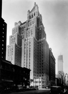 new york, l'hôtel lexington terminé en arrière-plan le chrysler en construction