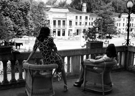 italie, veneto, abano terme, terrasse et deux femmes, établissement royal de l'horloge, 1930-1940