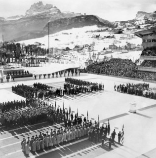 défilé à cortina devant les autorités, 1956