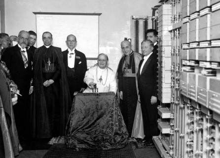 Le pape Pie XI bénissant le premier central téléphonique, 1930