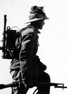 marcheur avec un fusil, 1930-1940