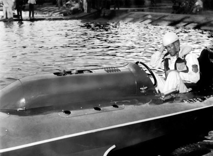 Ezio selva détenteur du record du monde de bateau à moteur à miami, 1956