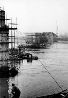 pont en construction sur le po à piacenza, 1958