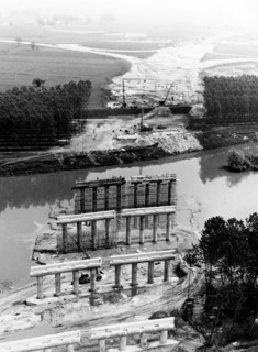 construction d'un pont viaduc sur le po, 1970