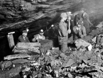 ouvriers dans une mine de charbon d'asaska, 1950 1960
